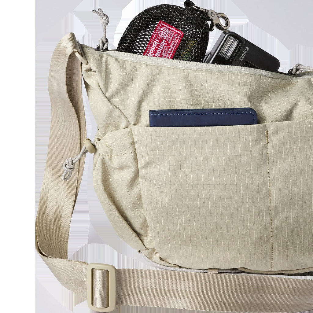 Viaje 9L Shoulder Bag